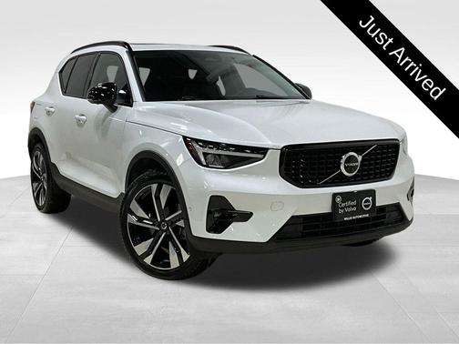 2023 Volvo XC40 B5 Ultimate Dark Theme