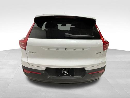 2023 Volvo XC40 B5 Ultimate Dark Theme