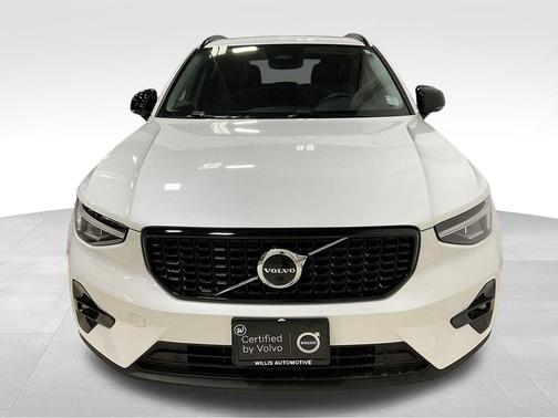 2023 Volvo XC40 B5 Ultimate Dark Theme