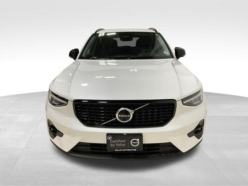 2023 Volvo XC40 B5 Ultimate Dark Theme
