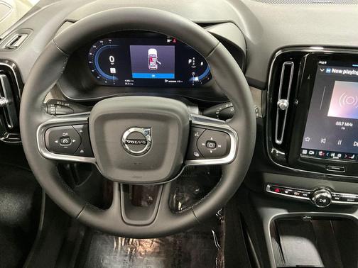 2023 Volvo XC40 B5 Ultimate Dark Theme