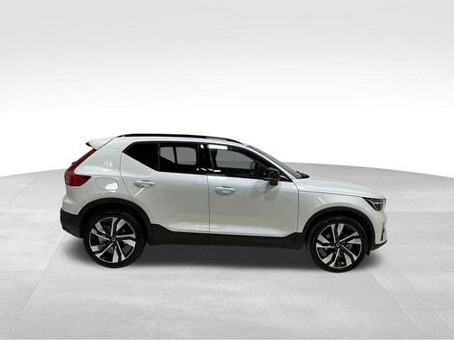 2023 Volvo XC40 B5 Ultimate Dark Theme