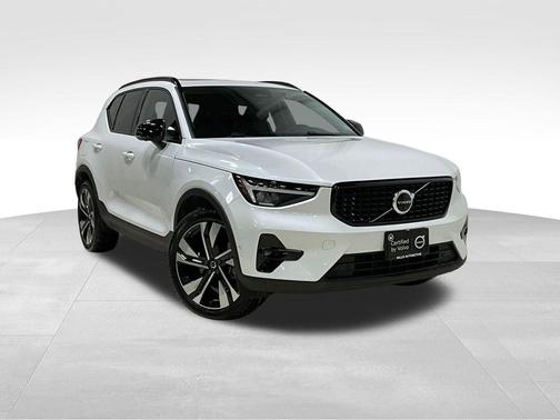 2023 Volvo XC40 B5 Ultimate Dark Theme