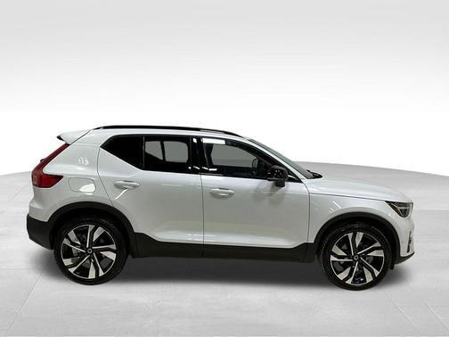 2023 Volvo XC40 B5 Ultimate Dark Theme