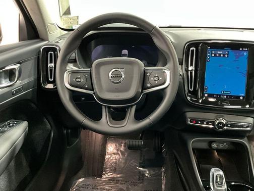 2025 Volvo XC40 B5 Plus Bright Theme