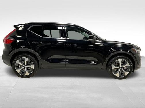 2025 Volvo XC40 B5 Plus Bright Theme
