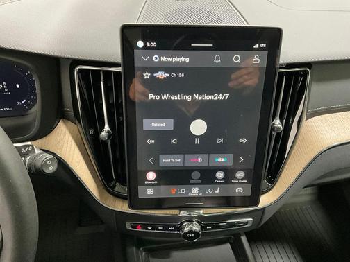 Onyx Black Metallic 2026 Volvo XC60 B5 Ultra