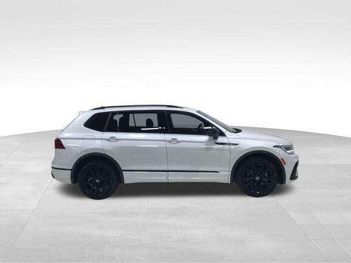 Oryx White Pearl 2022 Volkswagen Tiguan 2.0T SE R-Line Black 4MOTION