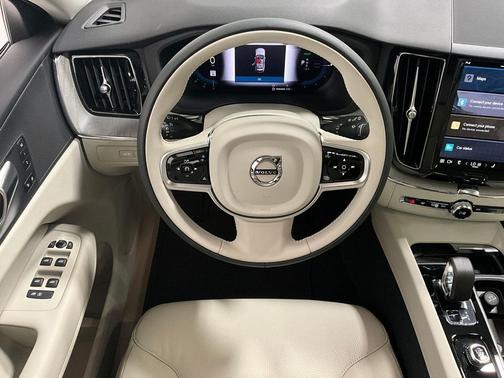2025 Volvo XC60 Plug-In Hybrid T8 Plus