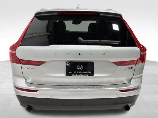 Bright Silver Metallic 2021 Volvo XC60 T5 Momentum