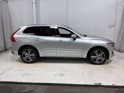 Bright Silver Metallic 2021 Volvo XC60 T5 Momentum