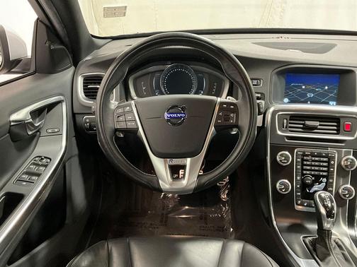 2015 Volvo V60 T6 R-Design Platinum