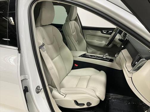 2022 Volvo XC60 B5 Inscription