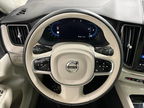 2022 Volvo XC60 B5 Inscription