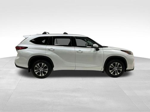 Wind Chill Pearl 2022 Toyota Highlander XLE