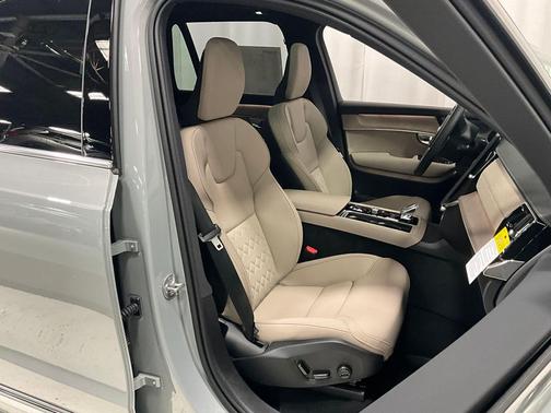 2025 Volvo XC90 B6 Plus 7-Seater