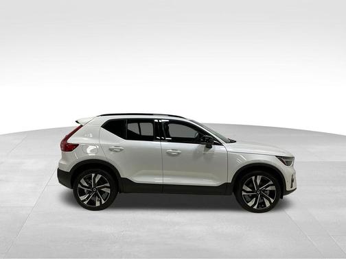 2026 Volvo XC40 B5 Ultra