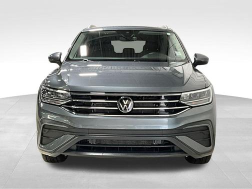 Pyrite Silver Metallic 2024 Volkswagen Tiguan 2.0T SE