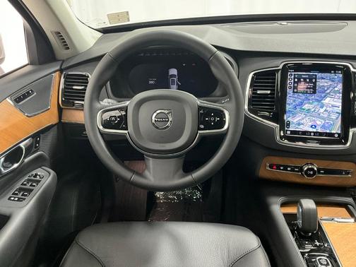 2024 Volvo XC90 B5 Plus Bright Theme