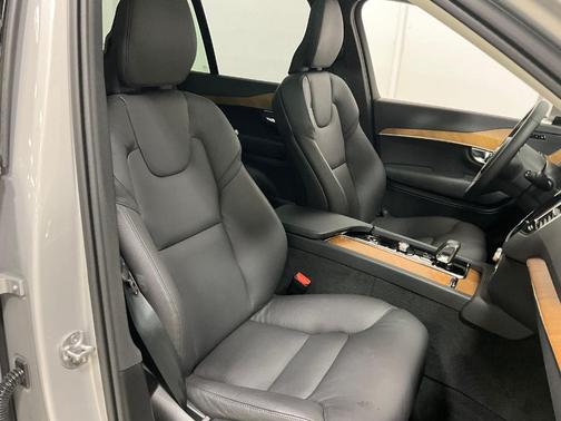2024 Volvo XC90 B5 Plus Bright Theme