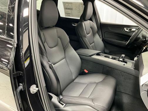 2025 Volvo XC60 Plug-In Hybrid T8 Plus