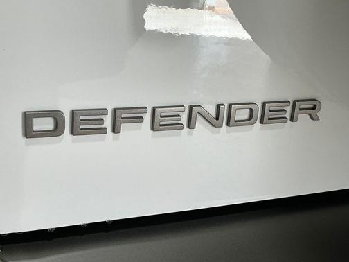 Fuji White 2025 Land Rover Defender 110 P400 X-Dynamic SE