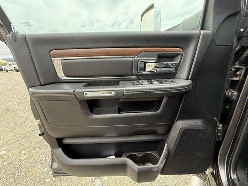 2017 RAM 2500 Laramie Crew Cab 4x4 6'4' Box