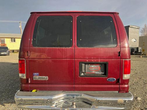 2008 Ford E350 Super Duty XLT Van 3D