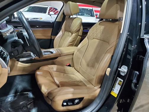 2022 BMW 740 i