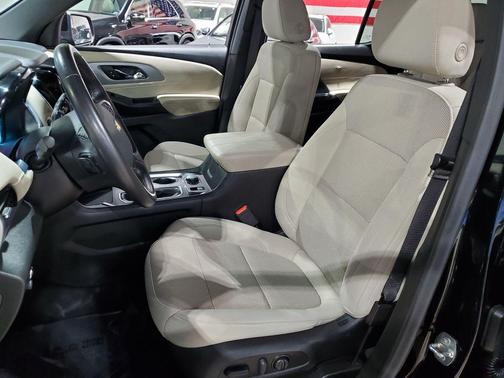 Mosaic Black Metallic 2022 Chevrolet Traverse LT Cloth