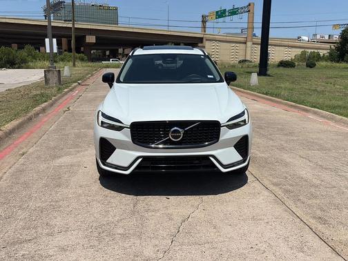 2023 Volvo XC60 B5 Ultimate Dark Theme
