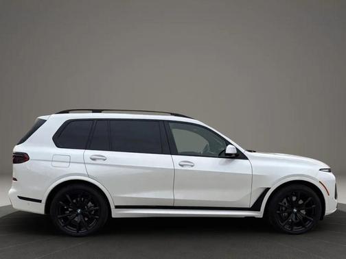 White 2023 BMW X7 xDrive40i