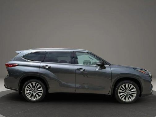 Gray 2023 Toyota Highlander Platinum
