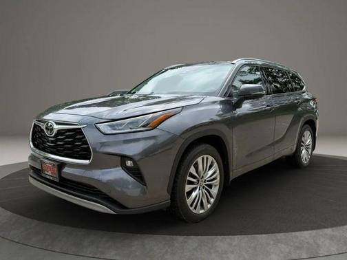 Gray 2023 Toyota Highlander Platinum