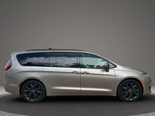 Gray 2018 Chrysler Pacifica Touring-L Plus