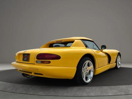 Yellow 2002 Dodge Viper RT/10
