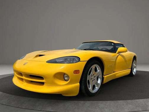 Yellow 2002 Dodge Viper RT/10