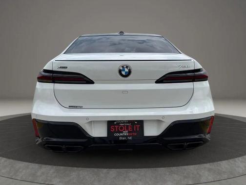 White 2023 BMW 760 i xDrive