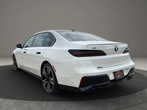 White 2023 BMW 760 i xDrive