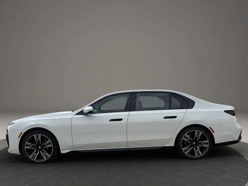 White 2023 BMW 760 i xDrive