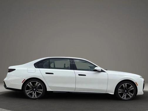 White 2023 BMW 760 i xDrive