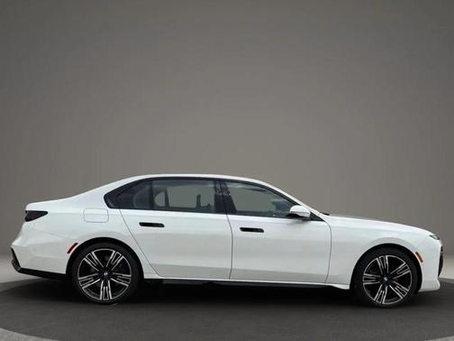 White 2023 BMW 760 i xDrive