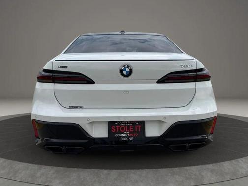 White 2023 BMW 760 i xDrive