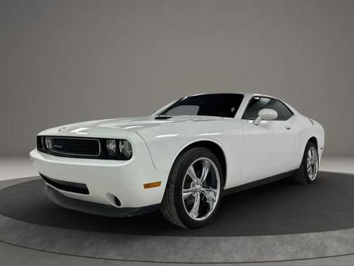 White 2014 Dodge Challenger SXT