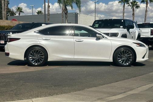 2025 Lexus ES 300h Luxury