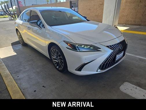 2025 Lexus ES 300h Luxury