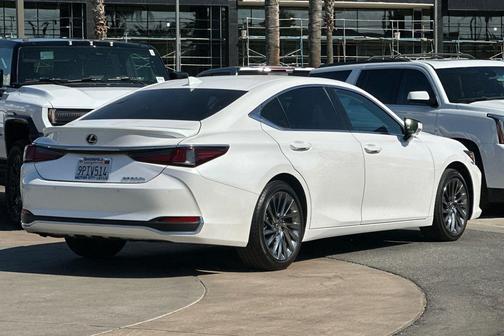 2025 Lexus ES 300h Luxury