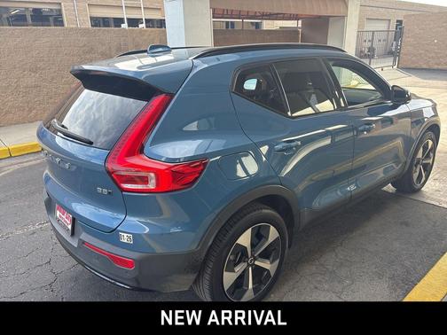 2024 Volvo XC40 B5 Core