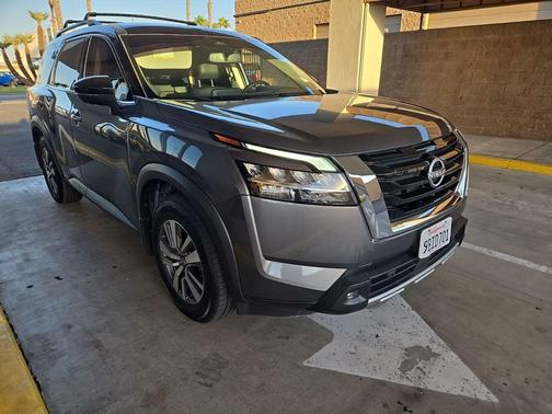 2022 Nissan Pathfinder SL 2WD