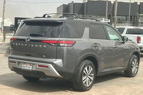 2022 Nissan Pathfinder SL 2WD